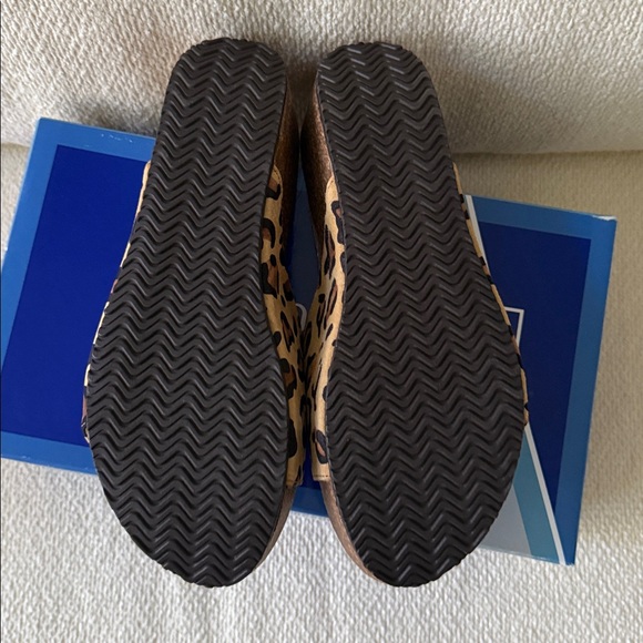 White Mountain Leopard Print Slide Sandals - Picture 5 of 5